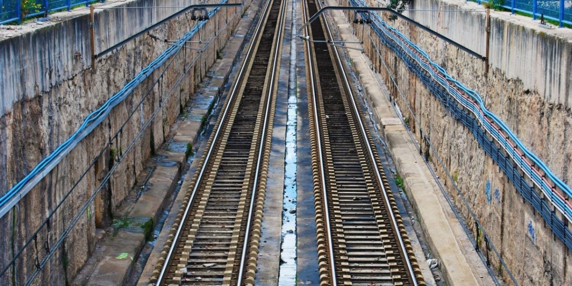 В Краснодаре грузовой поезд насмерть сбил 40-летнего мужчину