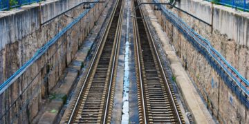 В Краснодаре грузовой поезд насмерть сбил 40-летнего мужчину