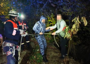 Спасатели Сочи эвакуировали пару, сорвавшуюся в крутой овраг с колючими зарослями