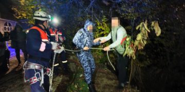 Спасатели Сочи эвакуировали пару, сорвавшуюся в крутой овраг с колючими зарослями