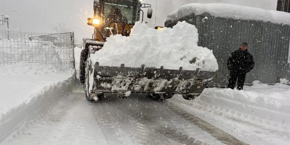 Дороги в Краснодарском крае расчищают от снега около 180 единиц техники