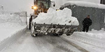 Дороги в Краснодарском крае расчищают от снега около 180 единиц техники