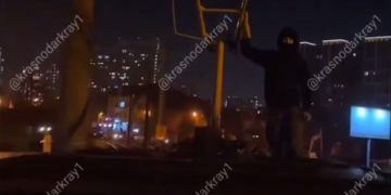 В Краснодаре подростки записали видео на крыше движущегося трамвая