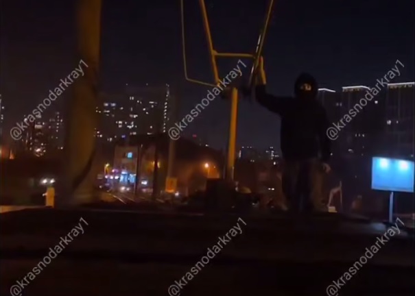 В Краснодаре подростки записали видео на крыше движущегося трамвая