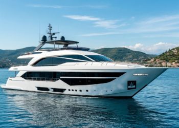 Яхту с джакузи на носу продают в Сочи за 1,4 млрд рублей