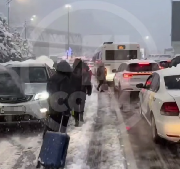 Туристы застряли в пробках на Красной Поляне в Сочи перед Новым годом