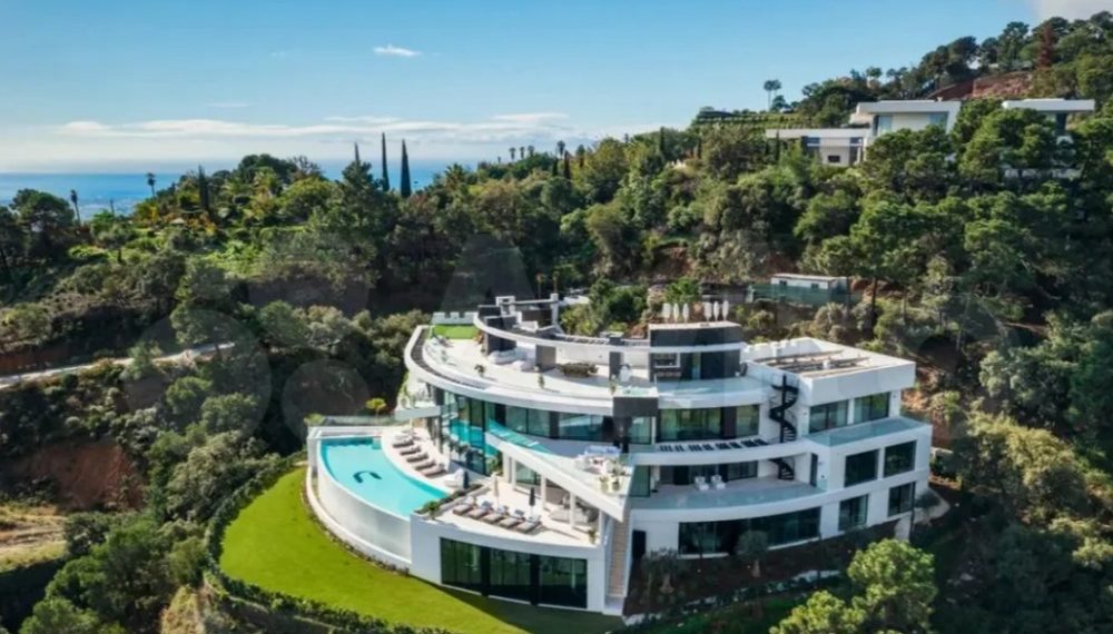 В Сочи выставлена на продажу трёхэтажная вилла на Малом Ахуне за 1 млрд рублей