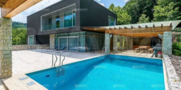 Эксклюзивная уединенная резиденция продается в Сочи за миллиард рублей