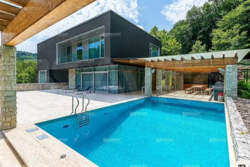 Эксклюзивная уединенная резиденция продается в Сочи за миллиард рублей