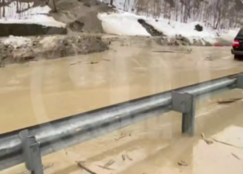 В Сочи на курорте «Роза Хутор» селевый поток частично перекрыл дорогу