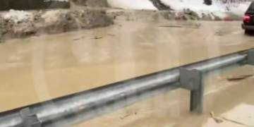 В Сочи на курорте «Роза Хутор» селевый поток частично перекрыл дорогу