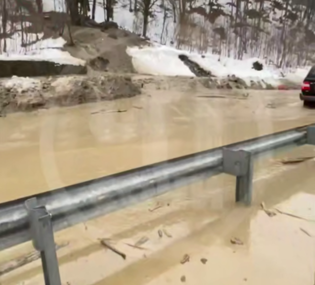 В Сочи на курорте «Роза Хутор» селевый поток частично перекрыл дорогу