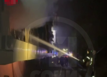 В Сочи во время пожара в пятиэтажке спасатели эвакуировали 250 человек