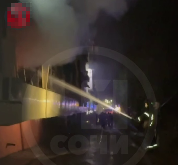 В Сочи во время пожара в пятиэтажке спасатели эвакуировали 250 человек