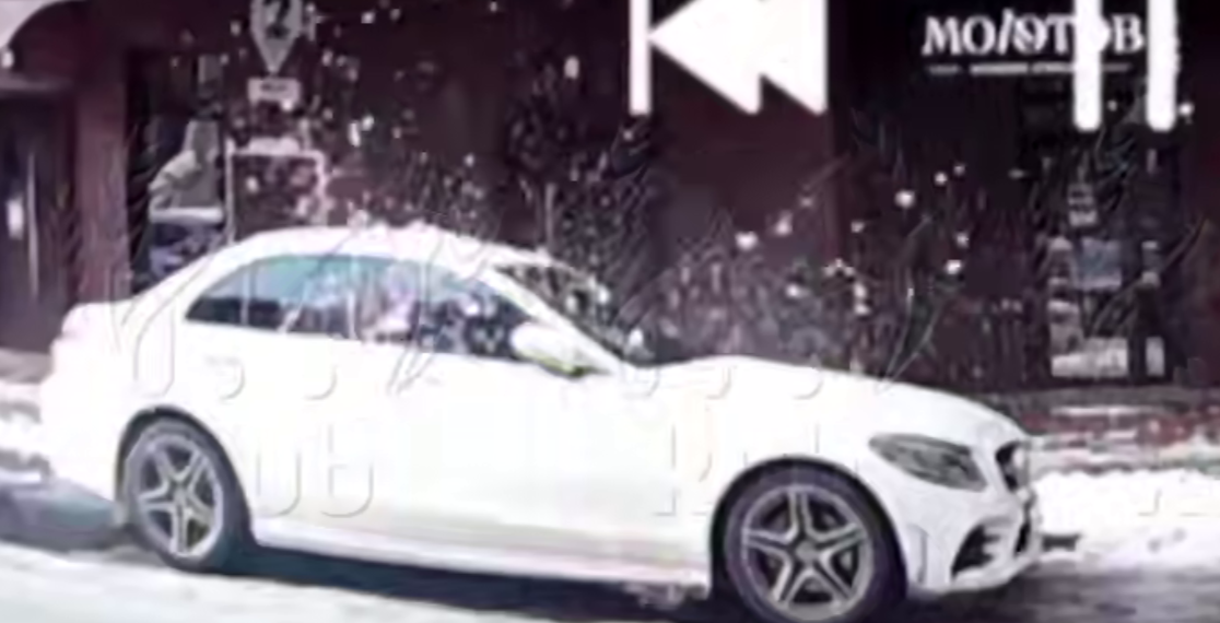 В Краснодаре момент падения сосульки с многоэтажки на автомобиль попал на видео