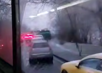 Сочи встал в пятничной пробке из-за гололеда и неподготовленных автомобилистов