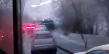 Сочи встал в пятничной пробке из-за гололеда и неподготовленных автомобилистов