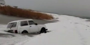 Автомобиль провалился под воду на ледяной косе в Новороссийске