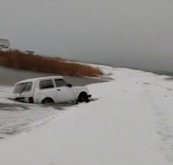 Автомобиль провалился под воду на ледяной косе в Новороссийске