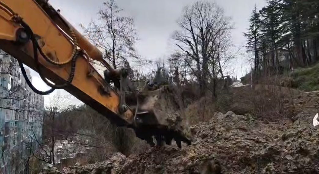 «Земля ползёт в квартиры»: в Сочи жители в панике из-за наступающего оползня