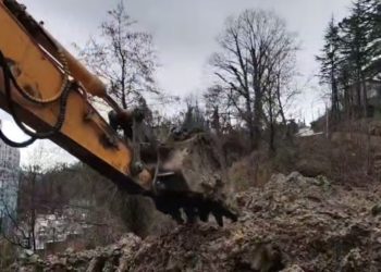«Земля ползёт в квартиры»: в Сочи жители в панике из-за наступающего оползня