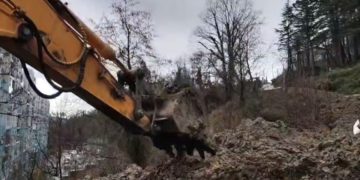 «Земля ползёт в квартиры»: в Сочи жители в панике из-за наступающего оползня