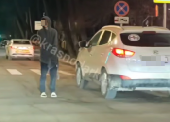 В Анапе на перекрестке заметили «регулировщика на минималках» в домашнем халате