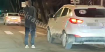 В Анапе на перекрестке заметили «регулировщика на минималках» в домашнем халате