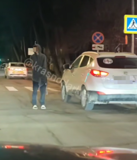 В Анапе на перекрестке заметили «регулировщика на минималках» в домашнем халате