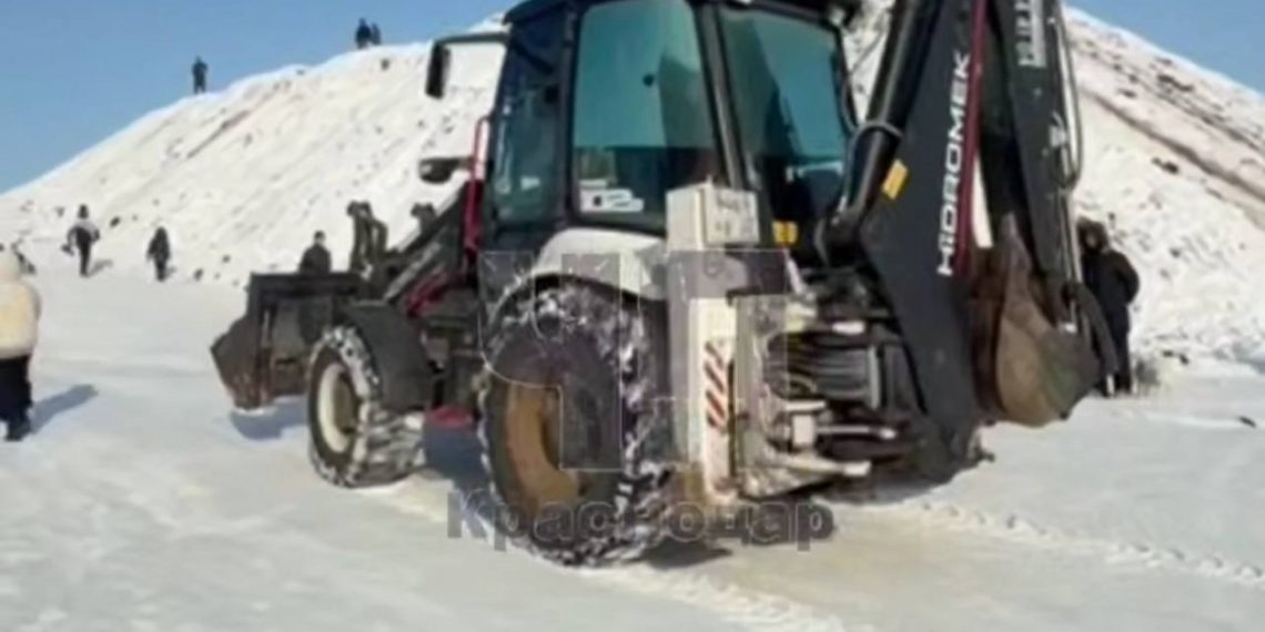 В Краснодаре жители спорят с застройщиком из-за снежной горки для детей