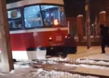 В Краснодаре сняли на видео зацепера в маске