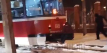 В Краснодаре сняли на видео зацепера в маске