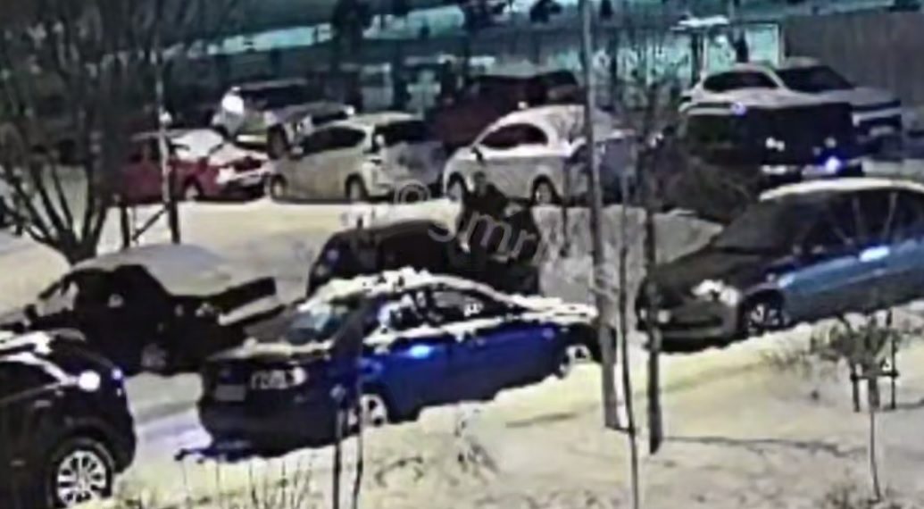 В Краснодаре женщина вытащила из авто пьяного мужа, протаранившего две машины