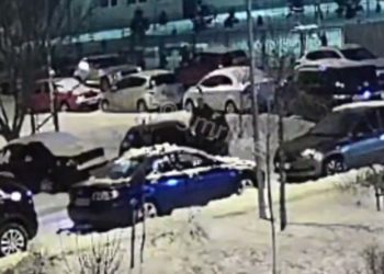 В Краснодаре женщина вытащила из авто пьяного мужа, протаранившего две машины