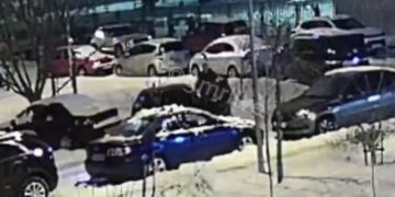 В Краснодаре женщина вытащила из авто пьяного мужа, протаранившего две машины