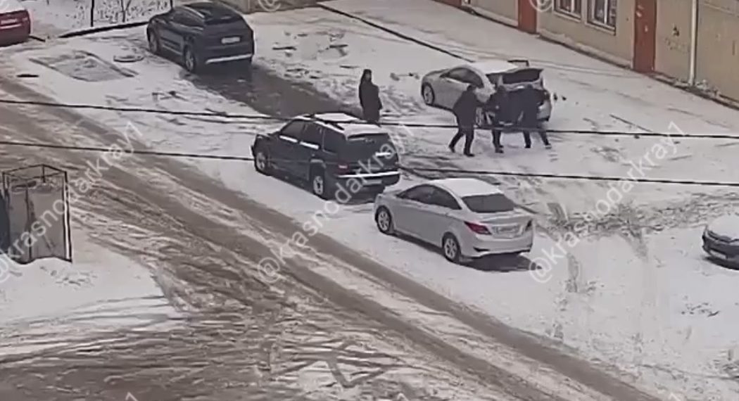 В Кропоткине молодого человека затолкали в багажник авто