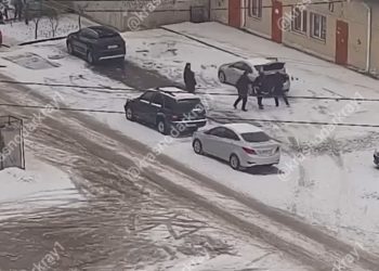 В Кропоткине молодого человека затолкали в багажник авто