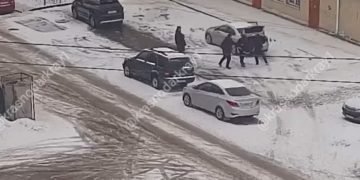 В Кропоткине молодого человека затолкали в багажник авто