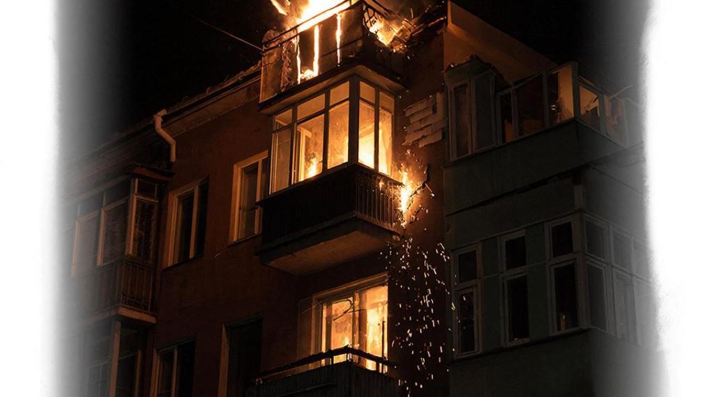 Обломки БПЛА ВСУ влетели в многоэтажку в Твери, начался сильный пожар