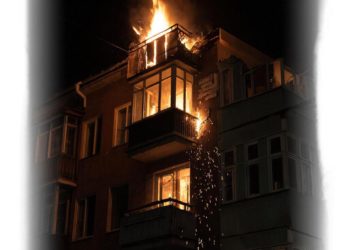 Обломки БПЛА ВСУ влетели в многоэтажку в Твери, начался сильный пожар