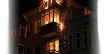 Обломки БПЛА ВСУ влетели в многоэтажку в Твери, начался сильный пожар