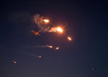 Пожар на парковке в Адыгее последовал за сообщениями о взрыве в небе