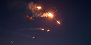 Пожар на парковке в Адыгее последовал за сообщениями о взрыве в небе