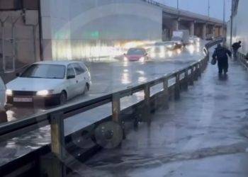 В районе железнодорожного вокзала в Адлере подтопило дорогу