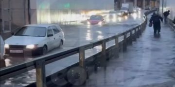 В районе железнодорожного вокзала в Адлере подтопило дорогу