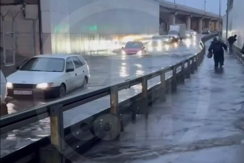 В районе железнодорожного вокзала в Адлере подтопило дорогу