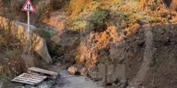 В Сочи сель перекрыл дорогу