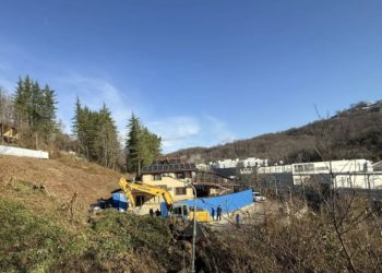 Спецтехника расчищает место обвала грунта в Сочи