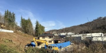 Спецтехника расчищает место обвала грунта в Сочи