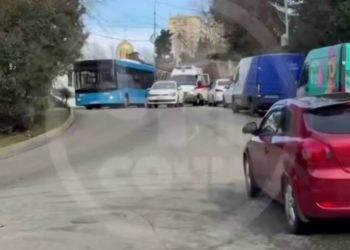 В Сочи водитель заблокировал проезд скорой и объяснил причину своего поступка